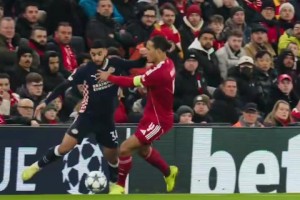 埃因霍溫官推怒贊：自家球員穿襠戲耍范戴克！