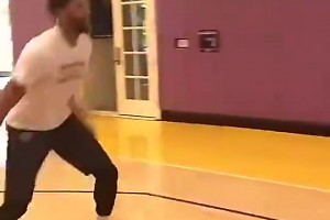 現(xiàn)在變胖了好多！濃眉剛到湖人的時候，這個體型多完美啊