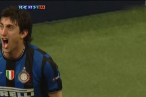 穆帥神作！2010年歐冠國(guó)米3-1掀翻巔峰巴薩，被稱為地球保衛(wèi)戰(zhàn)