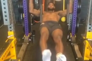 永遠的好兄弟！名場面：詹姆斯健身房訓(xùn)練，濃眉一旁瘋狂耍寶！