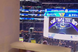 原來湖人主場高空包廂視角這么爽??還配備了小吧臺+大電視！