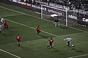 太優(yōu)雅了！紐卡名宿羅伯特經(jīng)典的雜耍式射門(mén)！