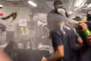 多少湖人球迷懷念？20年園區(qū)奪冠后，濃眉等人開香檳慶祝！