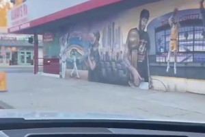 周玲安：在洛杉磯開車， 突然看到詹姆斯科比濃眉的涂鴉墻