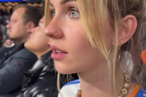 美女看到皇馬領(lǐng)先后驚掉口水……這真不是擺拍嘛