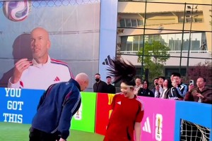 齊達內(nèi)戲耍美女！傳下去國安女門將被齊祖過的像孫女似的??