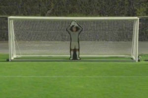 抓住漏洞擊??！C羅挑戰(zhàn)機器人守門員