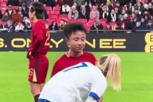 友誼第一！張林艷與凱莉在比賽暫停時(shí)相談甚歡