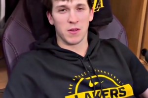 里夫斯：濃眉是有史以來最好的球員之一，能交換球衣很有趣~