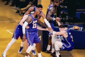 這就是老大地位！東契奇摔倒，球隊另外四人一起過來將其拉起！