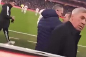 這位置挺好??！名場(chǎng)面：球迷管安切洛蒂要口香糖吃！