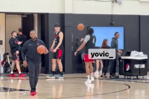 開(kāi)拓者賽季首個(gè)完整訓(xùn)練日??楊瀚森練三分&與塞布爾有說(shuō)有笑~