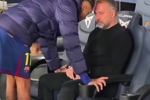 贏球也不高興！弗里克賽后獨坐替補席神情嚴肅，拉菲尼亞上前交流