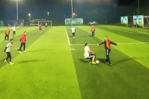 這一腳得散黃了吧！踢了別人第一時(shí)間不去看還想著踢球呢