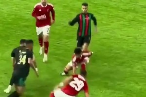 摩洛哥某球隊球迷向場內(nèi)扔了一把匕首，還被對方球隊撿到了？！