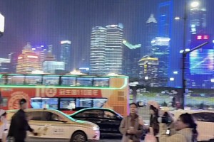 太出片了！當182女門將身穿德國隊球衣出現(xiàn)在上海街頭