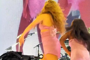 皮克你糊涂！夏奇拉都快當(dāng)奶奶的年紀了，看著還是這么辣~