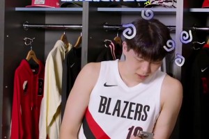 楊瀚森問答：搞個(gè)大背頭新發(fā)型？有學(xué)到什么新的“美麗英語”？