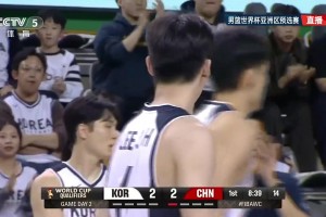 這啥情況？曾凡博三步上籃猶豫后選擇不出手，傳給隊友出現(xiàn)失誤！