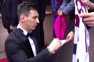 這個(gè)時(shí)期真帥啊！名場(chǎng)面：梅西給球迷的拜仁球衣簽名！