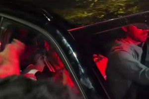 德比戰(zhàn)勝塞維利亞！安東尼坐車離開(kāi)球場(chǎng)時(shí)，與貝蒂斯球迷互動(dòng)慶祝