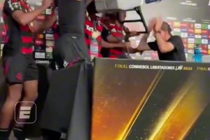 弗拉門戈主教練在發(fā)布會上慘遭香檳沐浴，這就是勝利的香檳浴嘛~