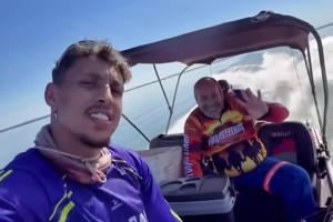 克雷桑開啟假期生活！出海垂釣大秀帥照