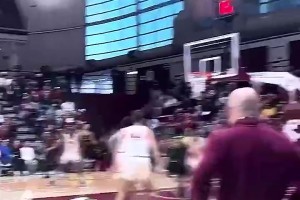 男籃有你在會(huì)不同？王俊杰炸裂身體素質(zhì)，暴力重扣黑人小哥！