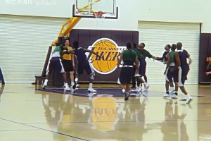 一招一式來(lái)自于千錘百煉！科比當(dāng)訓(xùn)練賽的絲滑進(jìn)攻技巧！