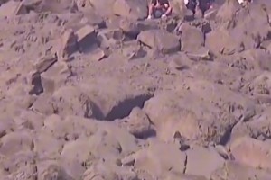 南美解放者杯決賽一群小孩在山頂觀賽，可能未來(lái)的小羅就這里面吧