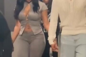 很恩愛??！昨日賽后，克萊與女友馬冬梅手挽手離開球館