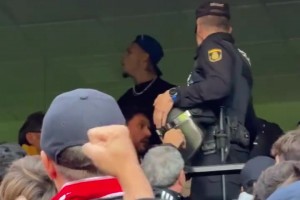 遭豎中指和辱罵！安東尼在看臺上與塞維利亞球迷發(fā)生沖突！