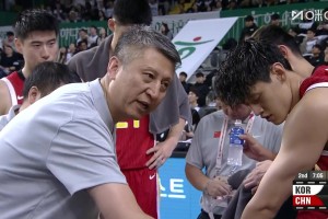 上半場就被韓國打花了！郭士強(qiáng)暫停時鼓舞球員：退防要快，防空切！