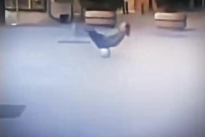 世界杯上來這一下絕對(duì)是第1名熱度，給大家展示一個(gè)帶人過球！