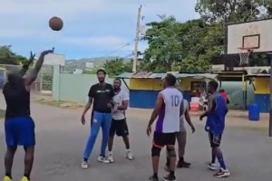 這單手持球姿勢，讓人懷疑喬丹去非洲打球了