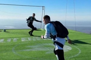 外國(guó)網(wǎng)紅在1700米高空上踢足球…哥們你是真玩命，還Siuu