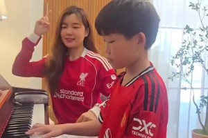 曼聯(lián)球迷弟弟貼臉開大！當(dāng)利物浦姐姐面彈曼聯(lián)隊(duì)歌??