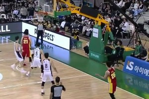 朱俊龍這球投得真大失水準，面前三米無人，結(jié)果投一三不沾！??