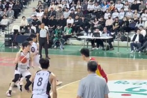 一言難盡！周琦拿下籃板后長傳離譜失誤，隨后下一回合快攻廖三寧也失誤！