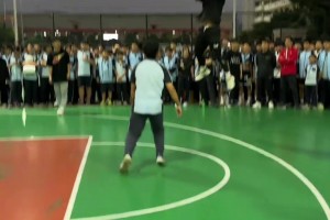 不是哥們，你在二樓跳投？彈跳太夸張了