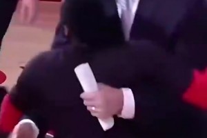 臥槽真重！姚明球衣退役儀式上，哈登直接跳到大姚身上來(lái)了個(gè)熊抱