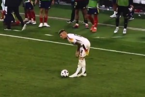 鮮有人能有完美的結(jié)局！名場面：克羅斯退役前的最后一次觸球！