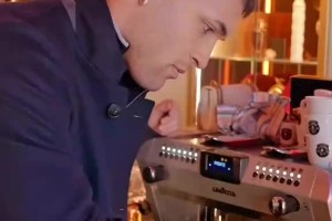 手法嫻熟！看勞塔羅沖泡阿根廷國(guó)民飲品馬黛茶??