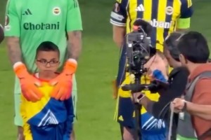 鐵漢柔情！埃德森想吸引女球童注意，得知她是聾人立即改手語交流