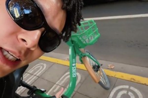 怎么掃到一輛凱爾特人共享單車？？？