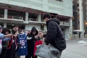 現(xiàn)場支持者很多??小楊賽前給場外球迷簽名，居然還有青島球衣！
