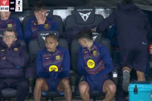 好冷的天！拉菲尼亞和亞馬爾在替補(bǔ)席上快被凍死了~