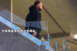 庫里看見勇士第三節(jié)反超激動(dòng)的進(jìn)行慶祝