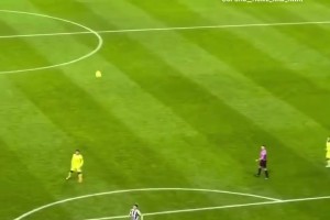 不容易啊！現(xiàn)場(chǎng)直拍羅梅羅的倒鉤絕平，幫助球隊(duì)客場(chǎng)拿走一分！