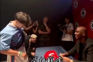 他得多難過(guò)??球迷此前身穿保羅不同時(shí)期球衣到場(chǎng)支持保羅...